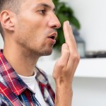 Myjesz zęby, dbasz o dietę, a z ust brzydko pachnie? Przyczyną może być jedna z tych chorób