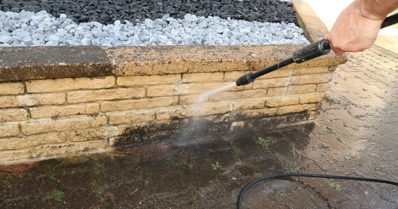 Myjka ciśnieniowa jest bardzo prostym i skutecznym sposobem na czyszczenie elewacji /123RF/PICSEL