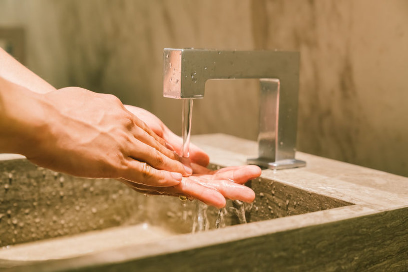 Myjmy ręce długo, dokładnie i w ciepłej wodzie /123RF/PICSEL