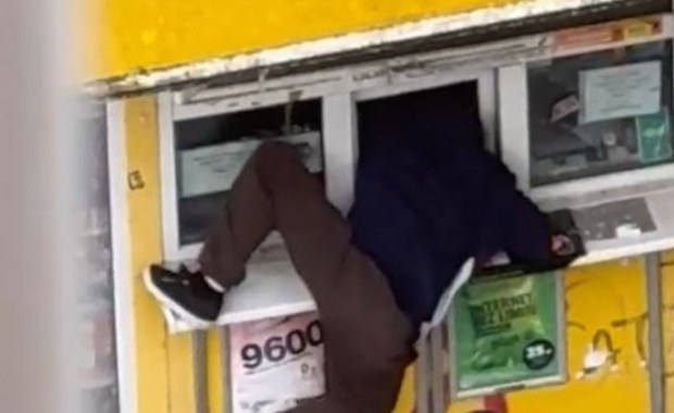 Myła okna i zobaczyła to. "Kreatywność" włamywacza doceniona przez policję