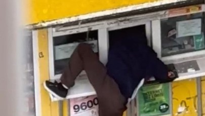 Myła okna i zobaczyła to. "Kreatywność" włamywacza doceniona przez policję