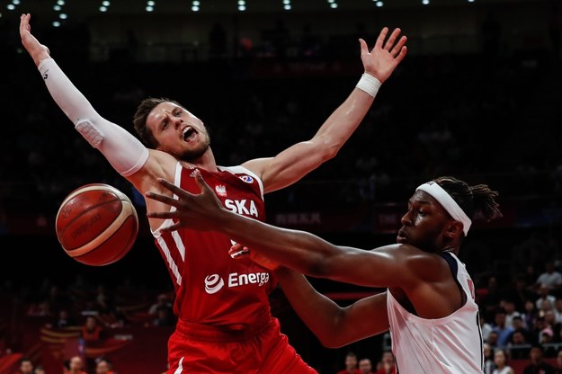 Myles Turner i Mateusz Ponitka /ROMAN PILIPEY / POOL /PAP/EPA