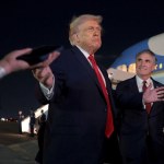 Myli opinie z faktami, kłamie i dezinformuje. Podsumowują rok Trumpa