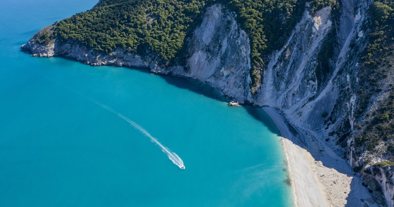 Myrtos Beach to jedna z najpiękniejszych plaż na greckiej wyspie Kefalonia /Leue, Holger/Travel Collection/East News /Pixel