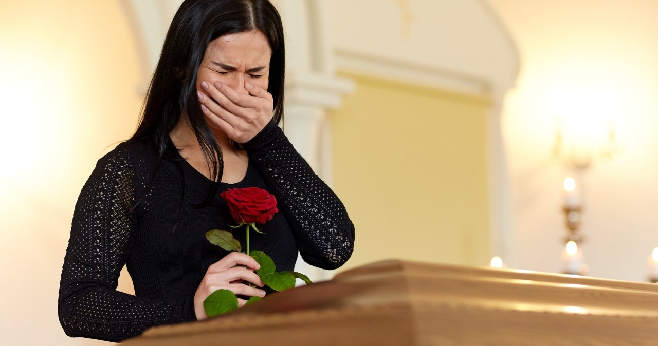 Myśl o śmierci nie musi paraliżować. Może przypominać o tym, co naprawdę ważne: bliskości, czasie spędzonym z tymi, których kochamy i odwadze, by żyć pełniej każdego dnia /123RF/PICSEL