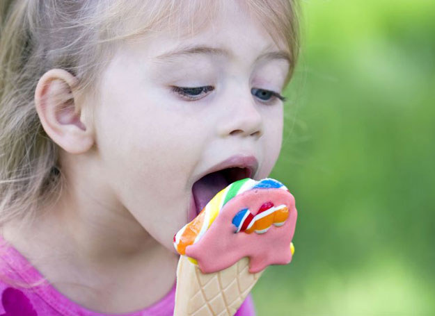 Myśląc o słodyczach w diecie, zastanawiamy się, co dziecko je, a zapominamy, co pije /123RF/PICSEL