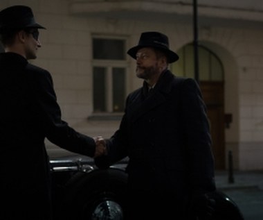 - Myśląc w ten sposób, doszedłem do przekonania, że ciekawie byłoby stworzyć kryminał, który dzieje się w czasie okupacji. Pokazać zagadkę kryminalną, a równocześnie pokazać tło tamtych czasów. Powiedzieć coś o psychice ludzi, którzy wtedy żyli i wpływie okoliczności na ich losy - kończy Majewski.