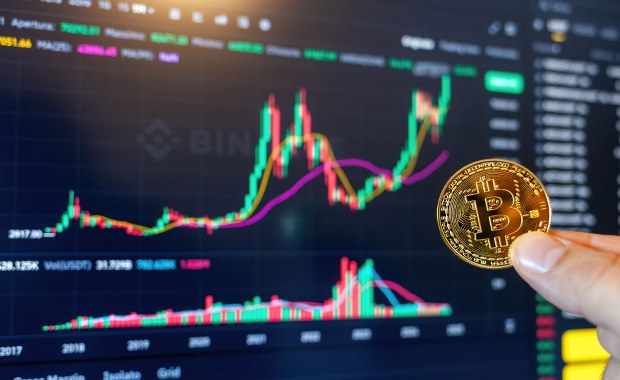 Myślał, że inwestuje 300 tys. zł w kryptowaluty. Gdyby nie interwencja, straciłby wszystko