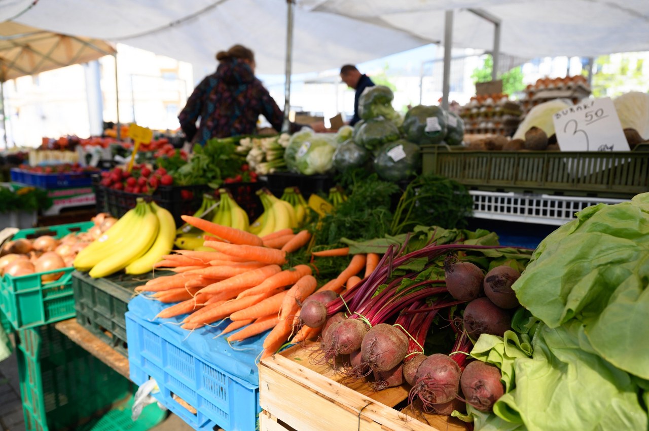 Myślałeś, że są zdrowe? Zobacz, co znaleziono w warzywach i owocach z lokalnych upraw