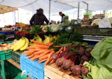 Myślałeś, że są zdrowe? Zobacz, co znaleziono w warzywach i owocach z lokalnych upraw