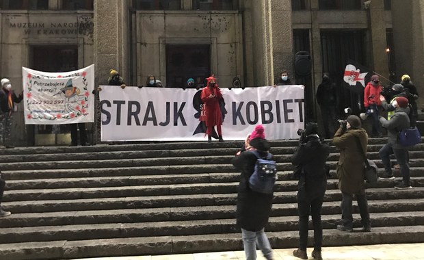 "Myślę, czuję, decyduję". Strajk Kobiet przeszedł ulicami Krakowa