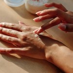 Myślisz, że to tylko bezbarwny lakier? Poznaj "Soap Nails" - manicure, który pokochają minimalistki 