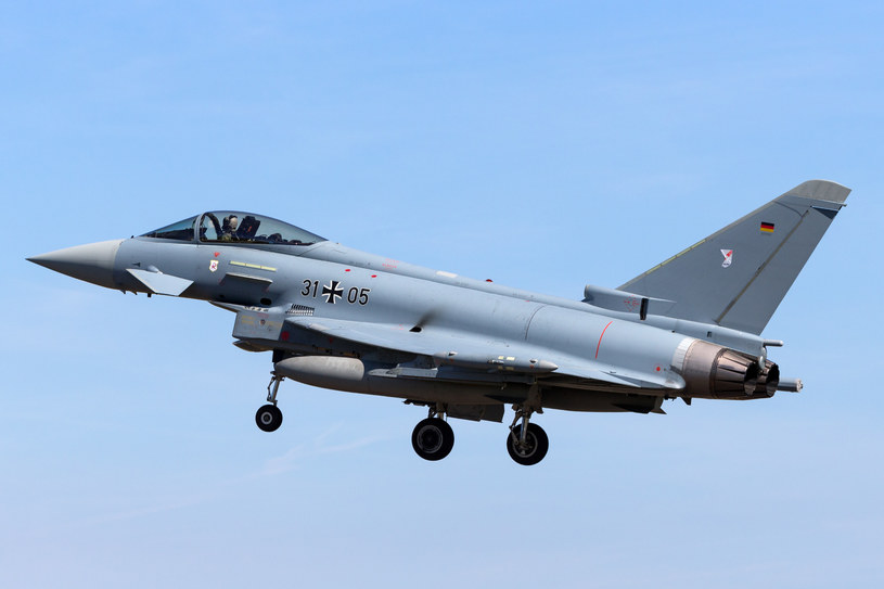 Myśliwce Eurofighter Typhoon to jedne z najpopularniejszych samolotów wśród państw NATO. Po premierze nowszego Tempesta mogłyby one zostać bardzo szybko wymienione, podnosząc siłę bojową Sojuszu /123RF/PICSEL