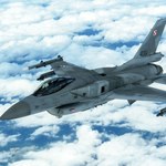 Myśliwce F-16 nad Polską. Towarzyszył im gigant