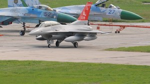 Myśliwce F-16 w Ukrainie. Pięknie wyglądają wśród Su-27