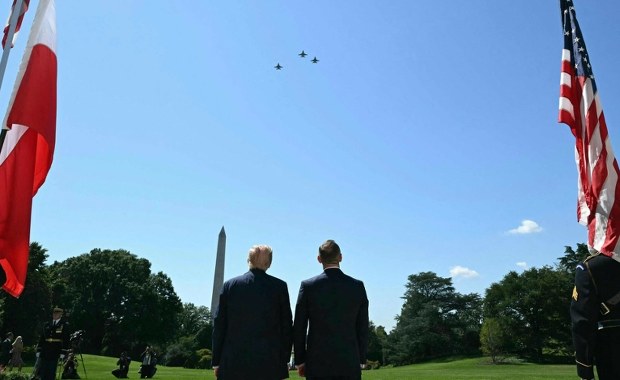 Myśliwce nad Waszyngtonem. Nawrocki przybył na spotkanie z Trumpem