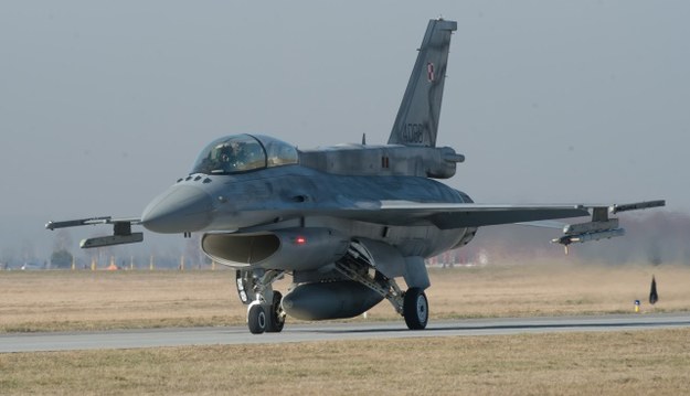 Myśliwiec F-16 ląduje w 32. Bazie Lotnictwa Taktycznego w Łasku /Grzegorz Michałowski /PAP