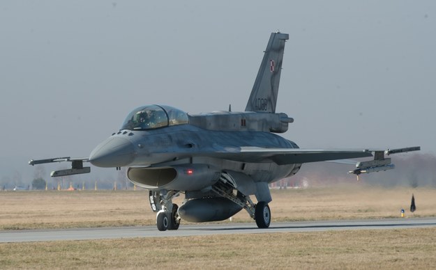 Myśliwiec F-16 ląduje w 32. Bazie Lotnictwa Taktycznego w Łasku /Grzegorz Michałowski /PAP