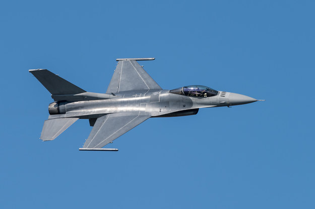 Myśliwiec F-16 /Shutterstock