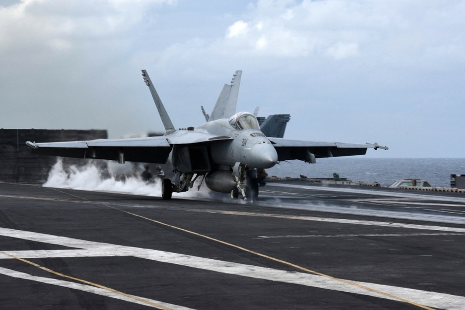 Myśliwiec F/A-18E Super Hornet na lotniskowcu USS Harry S. Truman na Morzu Czerwonym /Abaca /East News