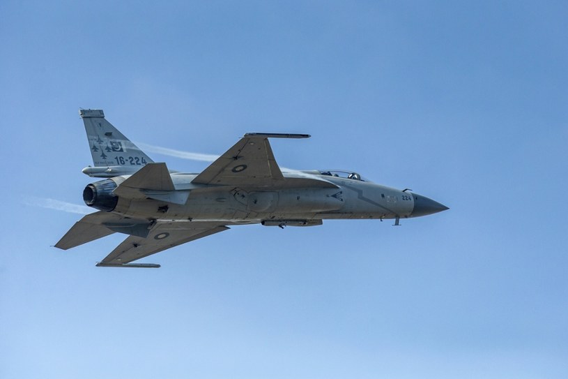 Myśliwiec JF-17 Thunder (FC-1 Xiaolong lub FC-1 Fierce Dragon) pakistańskich sił powietrznych podczas 12. Airshow China 2018 /ICHPL Imaginechina/Associated Press/East News /East News