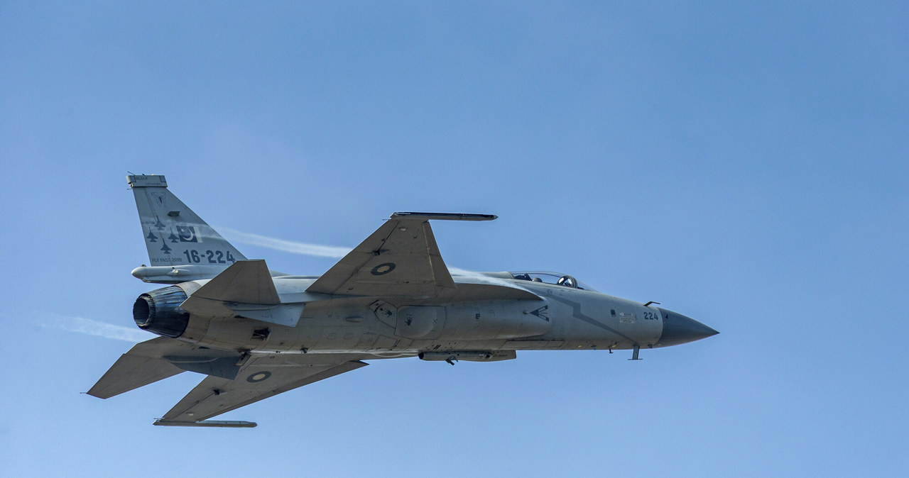 Myśliwiec JF-17 Thunder (FC-1 Xiaolong lub FC-1 Fierce Dragon) pakistańskich sił powietrznych podczas 12. Airshow China 2018 /ICHPL Imaginechina/Associated Press/East News /East News