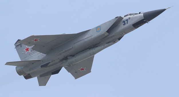 Myśliwiec MiG-31 transportujący pocisk Kindżał /MAXIM SHIPENKOV    /PAP/EPA