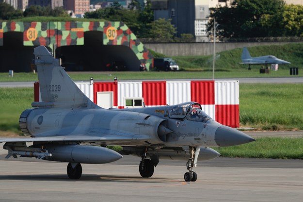 Myśliwiec Mirage 2000-5 tuż po wylądowaniu w bazie lotniczej na Tajwanie. /RITCHIE B. TONGO /PAP/EPA