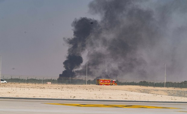 Myśliwiec rozbił się podczas pokazów lotniczych w Dubaju [NAGRANIA]