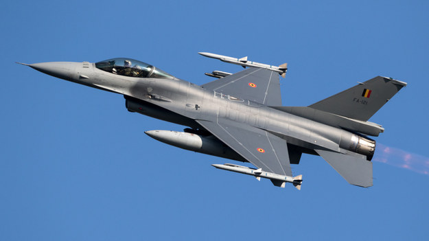 Myśliwiec wielozadaniowy F-16 /Shutterstock