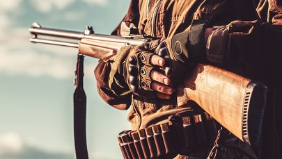 ​Myśliwy z Belgii strzelił w dom podczas polowania w Polsce. Co mu grozi?