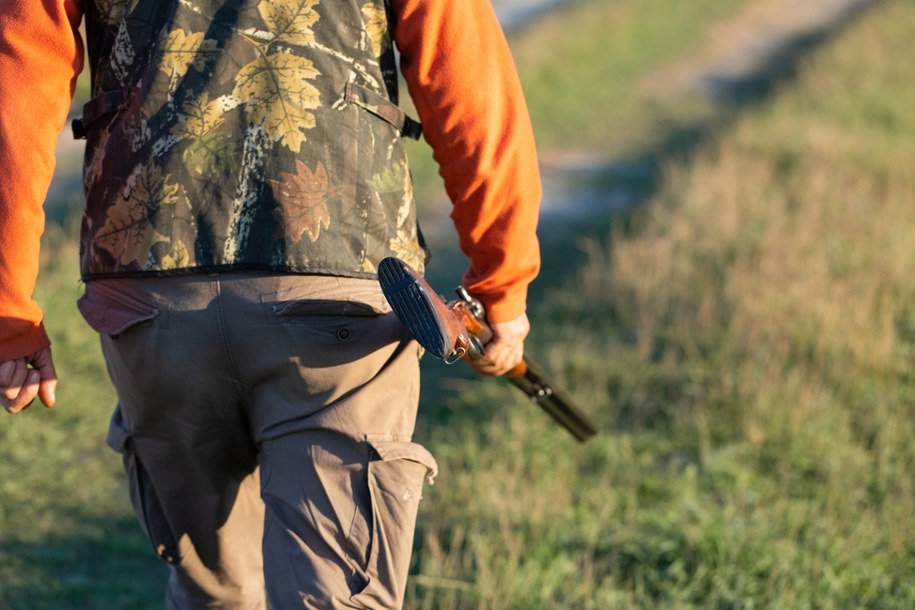 Myśliwy zastrzelił myśliwego, myląc go z wiewiórką