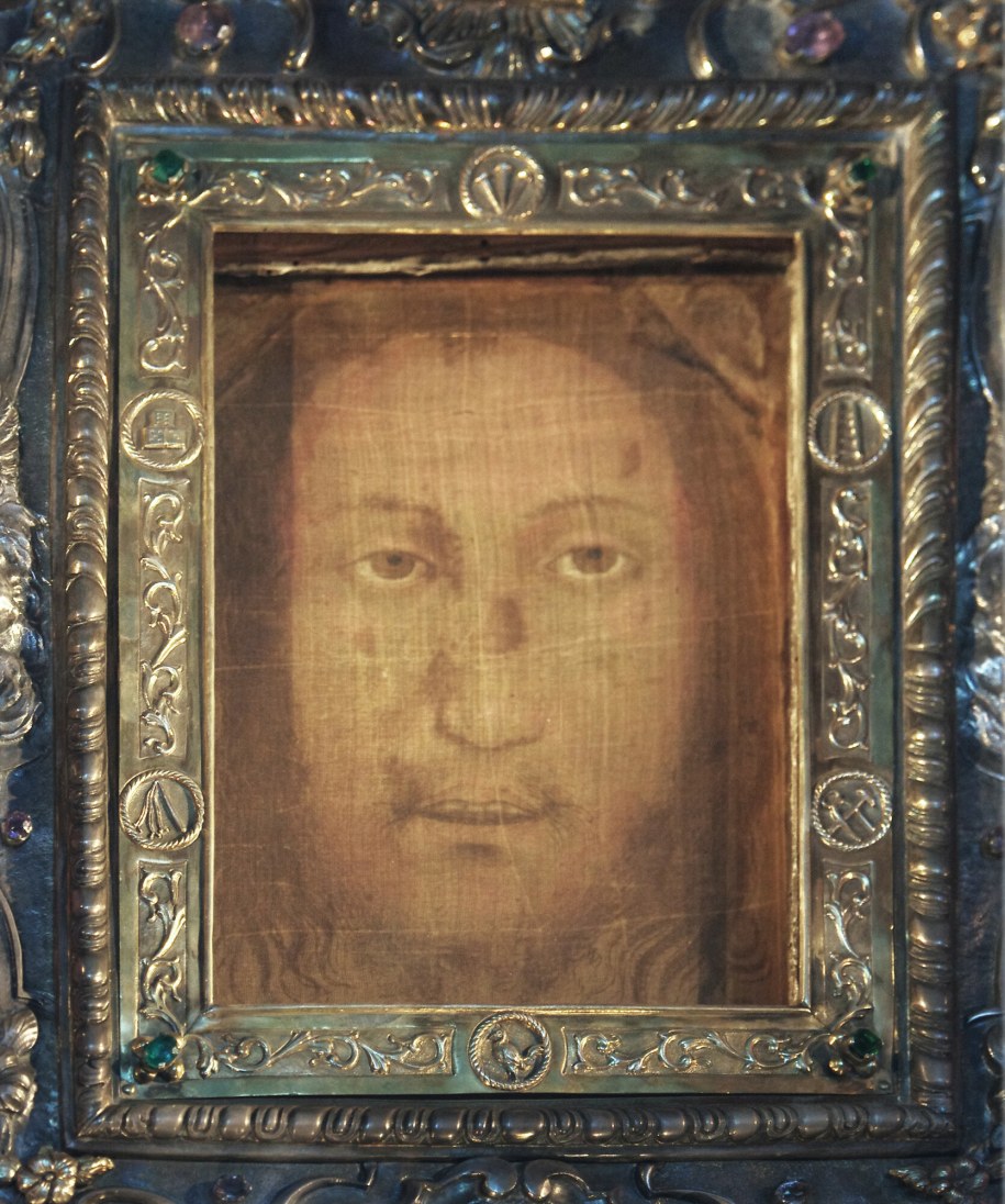 N/z srebrny relikwiarz Świętego Oblicza, w nim Volto Santo - Święte Oblicze Jezusa Chrystusa, wizerunek zaliczany do acheiropoietos – czyli nie namalowany ludzka ręką /Marek BAZAK /East News