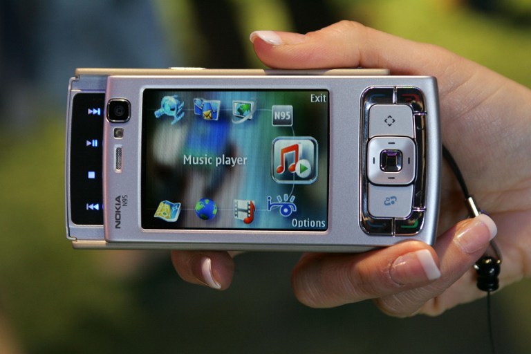 N95 - jeden z kultowych telefonów Nokii. Co stanie się z marką telefonów Nokia? /AFP