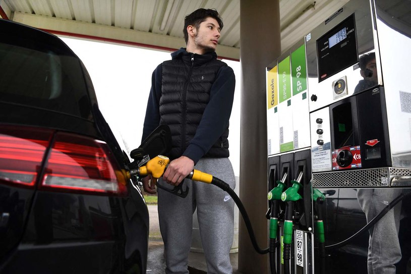 Na 14,4 proc. stacjach paliw brakowało w środę benzyny oraz oleju napędowego - poinformował dziennik "La Figaro". /AFP