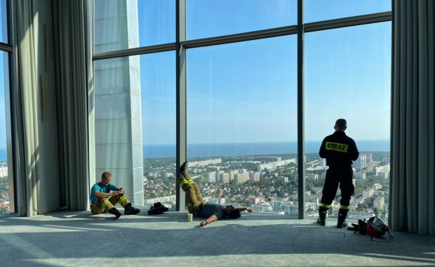 Na 34. piętro w rynsztunku. Strażacy rywalizują na schodach najwyższego wieżowca w regionie