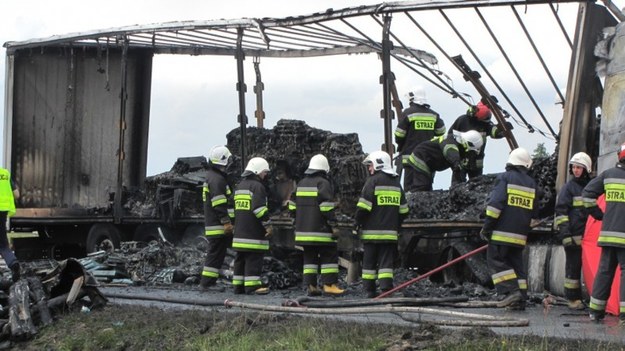 Na A4 doszło do dwóch wypadków z udziałem 9 pojazdów, m.in. busa, autokaru, tira i samochodu osobowego. Cztery z nich spłonęły /Bartłomiej Paulus /RMF FM