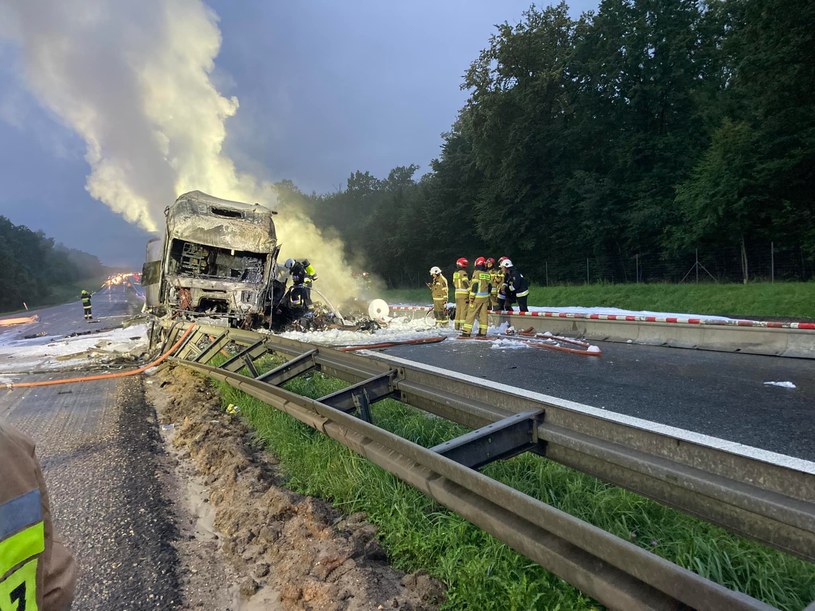 Na A4 w woj. opolskim doszło do śmiertelnego wypadku. Pojazdy po czołowym zderzeniu stanęły w płomieniach /Facebook/OSP Olszowa /materiały prasowe