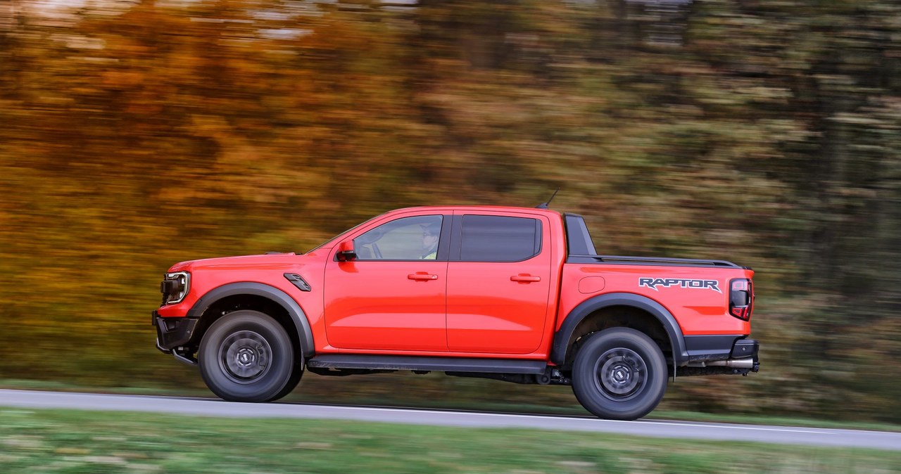 Na asfalcie Ford Ranger Raptor okazuje się zadziwiająco cywilizowany i komfortowy /Jacek Hanusz /INTERIA.PL