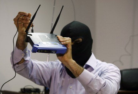 Na ataki cyberprzestępców natażona jest większość routerów na rynku /AFP