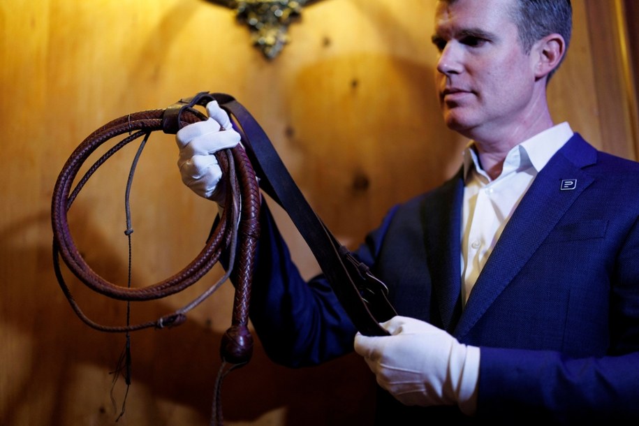 Na aukcji sprzedano m.in. bicz, pas i kaburę wykonane dla Harrisona Forda na potrzeby filmu „Indiana Jones i ostatnia krucjata” z 1989 r. /	TOLGA AKMEN /PAP/EPA