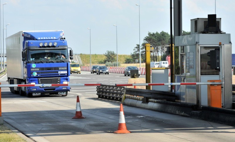 Na autostradach ciężarówki obowiązuje ograniczenie prędkości do 80 km/h /Lech Gawuc /Reporter