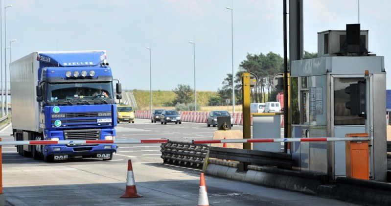 Na autostradach ciężarówki obowiązuje ograniczenie prędkości do 80 km/h /Lech Gawuc /Reporter