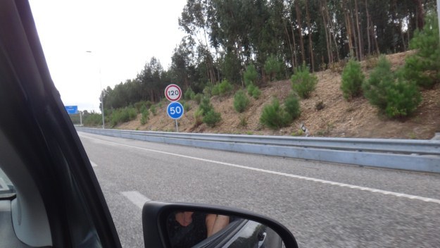 Na autostradach znaki przypominają o dozwolonej prędkości maksymalnej i minimalnej /INTERIA.PL