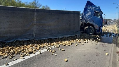 Na autostradę A4 z ciężarówki wysypały się kamienie