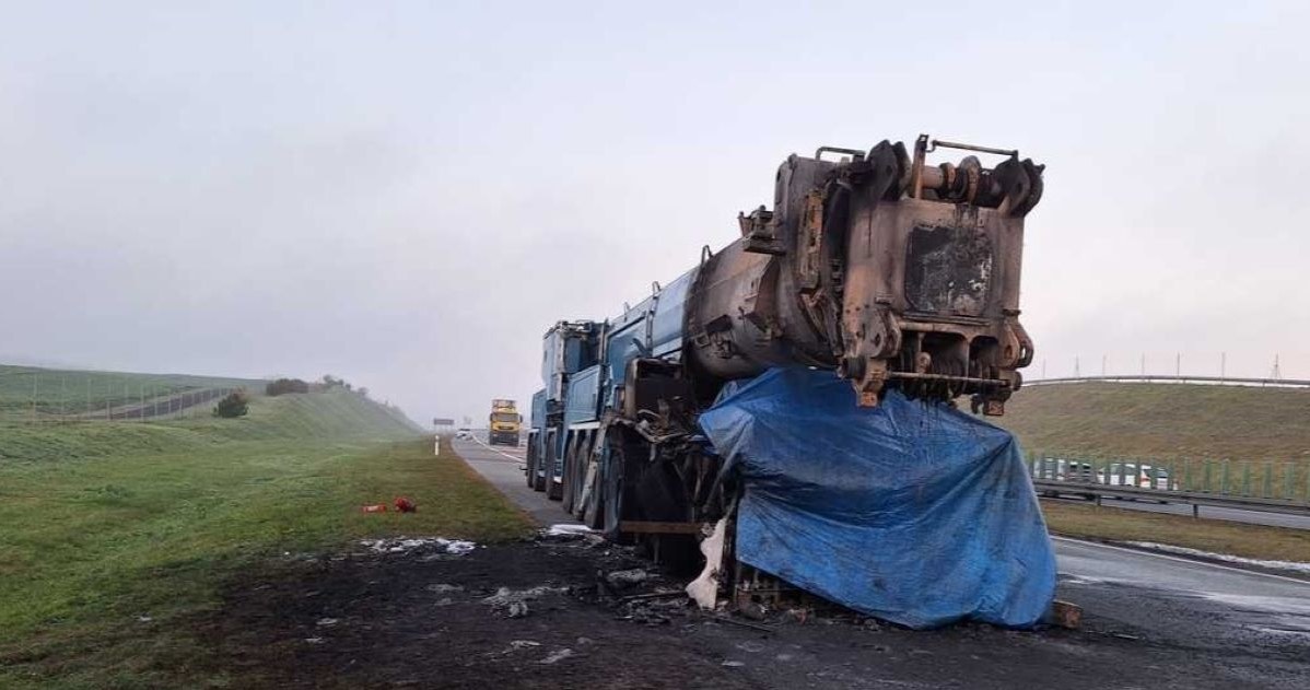 Na autostradzie A1 doszło do pożaru dźwigu ważącego ponad 100 ton. /Komenda Powiatowa Policji w Tczewie /