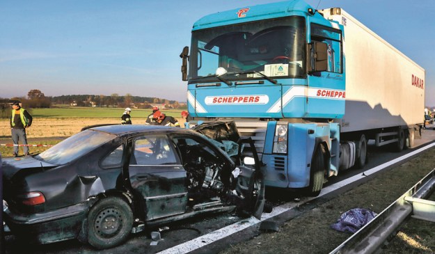 Na autostradzie A1 kierowca Hondy poruszając się pod prąd wjechał w ciężarówkę – zginęły 3 osoby, a trzech kolejnych pasażerów odniosło obrażenia. /Motor