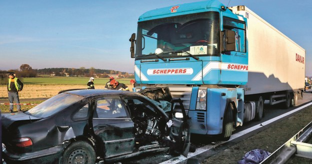 Na autostradzie A1 kierowca Hondy poruszając się pod prąd wjechał w ciężarówkę – zginęły 3 osoby, a trzech kolejnych pasażerów odniosło obrażenia. /Motor