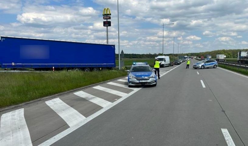 Na autostradzie A4 doszło do pożaru naczepy. Droga jest zablokowana. /Komenda Wojewódzka Policji we Wrocławiu/ Facebook /