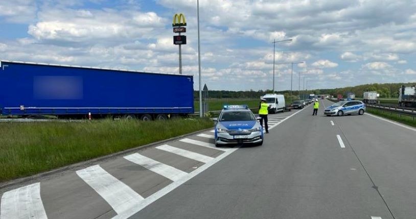 Na autostradzie A4 doszło do pożaru naczepy. Droga jest zablokowana. /Komenda Wojewódzka Policji we Wrocławiu/ Facebook /